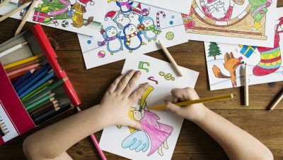 Kinderhände malen ein Bild