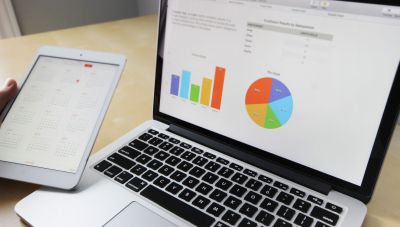 Diagramme auf einem Laptop
